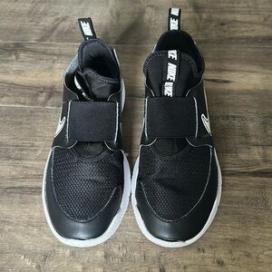 Nike Flex Runner Blsck size 6 Big Kid
